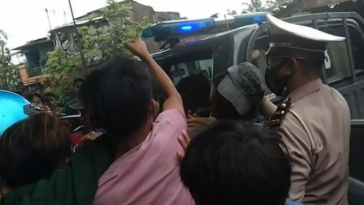 Kewalahan Hadapi Warga yang Pukuli Penjambret, Polisi Lepaskan Tembakan ke Udara