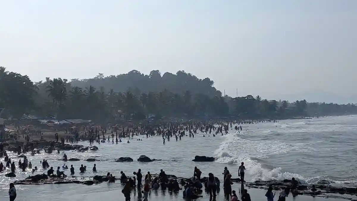 Hari Ini Pantai Karanghawu Sukabumi Dipadati Wisatawan, Dilarang Lewati Bendera Merah