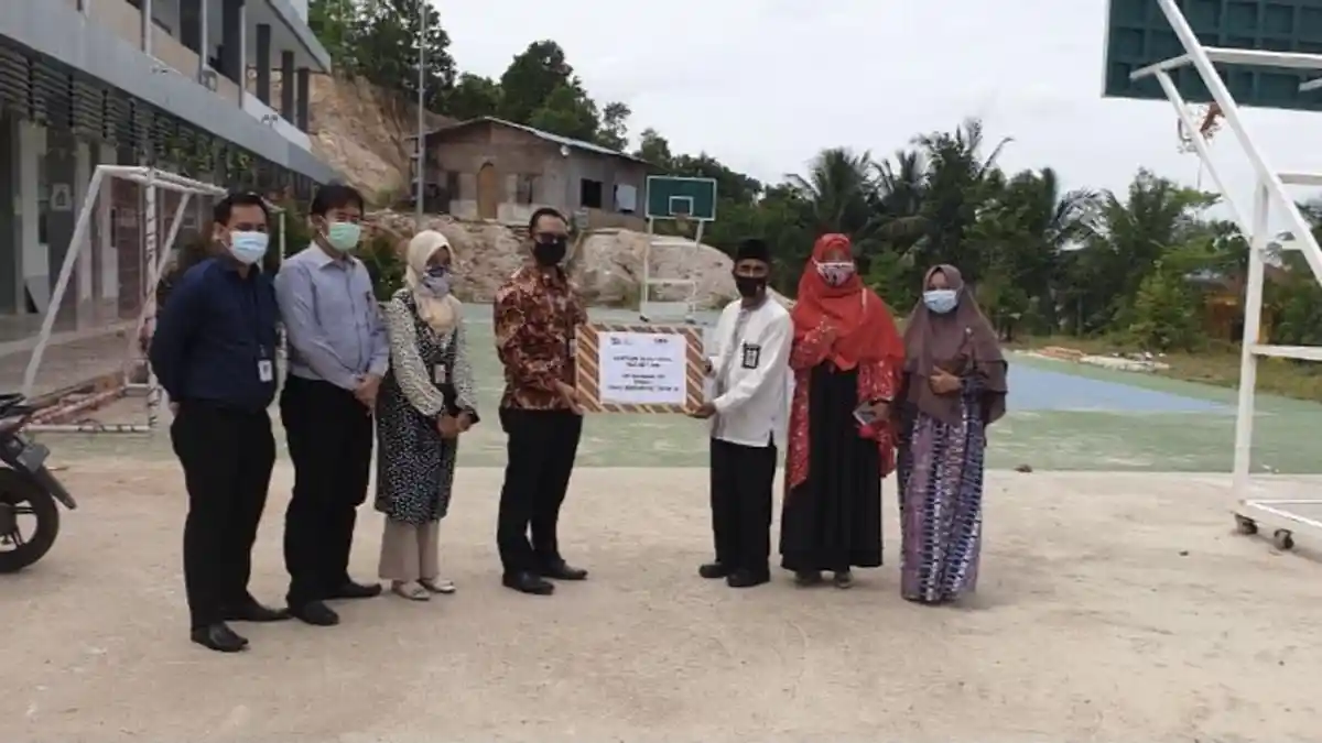 OJK Kepri Beri Bansos ke 2 Sekolah di Batam, Bantu Ringankan Pelajar Tak Mampu di Masa Covid