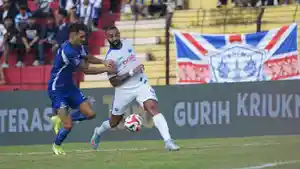 Arema-FC-harus-puas-bermain-imbang-1-1-saat-menghadapi-tuan-rumah-PSIM.jpg