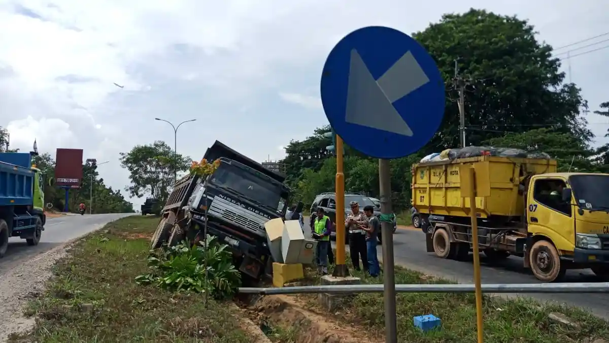 KECELAKAAN DI BATAM - Truk Tabrak Tiang dan Masuk Parit di Nongsa Batam, Supir: Rem Blong