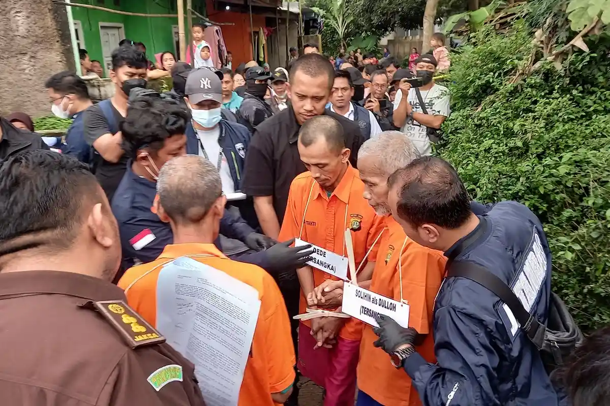Dua Pembunuhan di Bekasi Lakukan Rekonstruksi, Wowon cs Disoraki Warga Saat Dihadirkan
