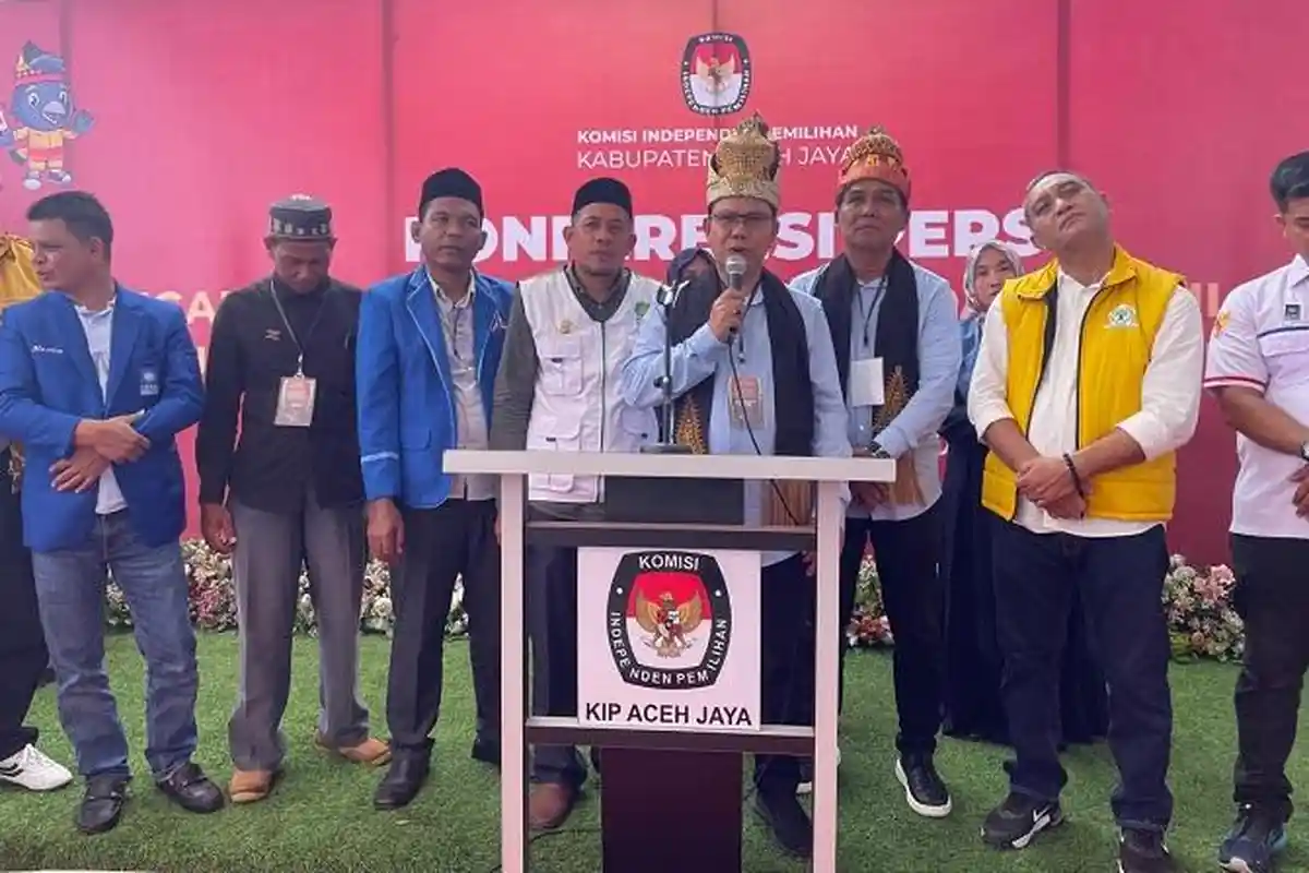 Mustafa-Hanasri Jadi Paslon Bupati Aceh Jaya Pertama Daftar Ke KIP, Kompak Pakai Kemeja Biru Langit