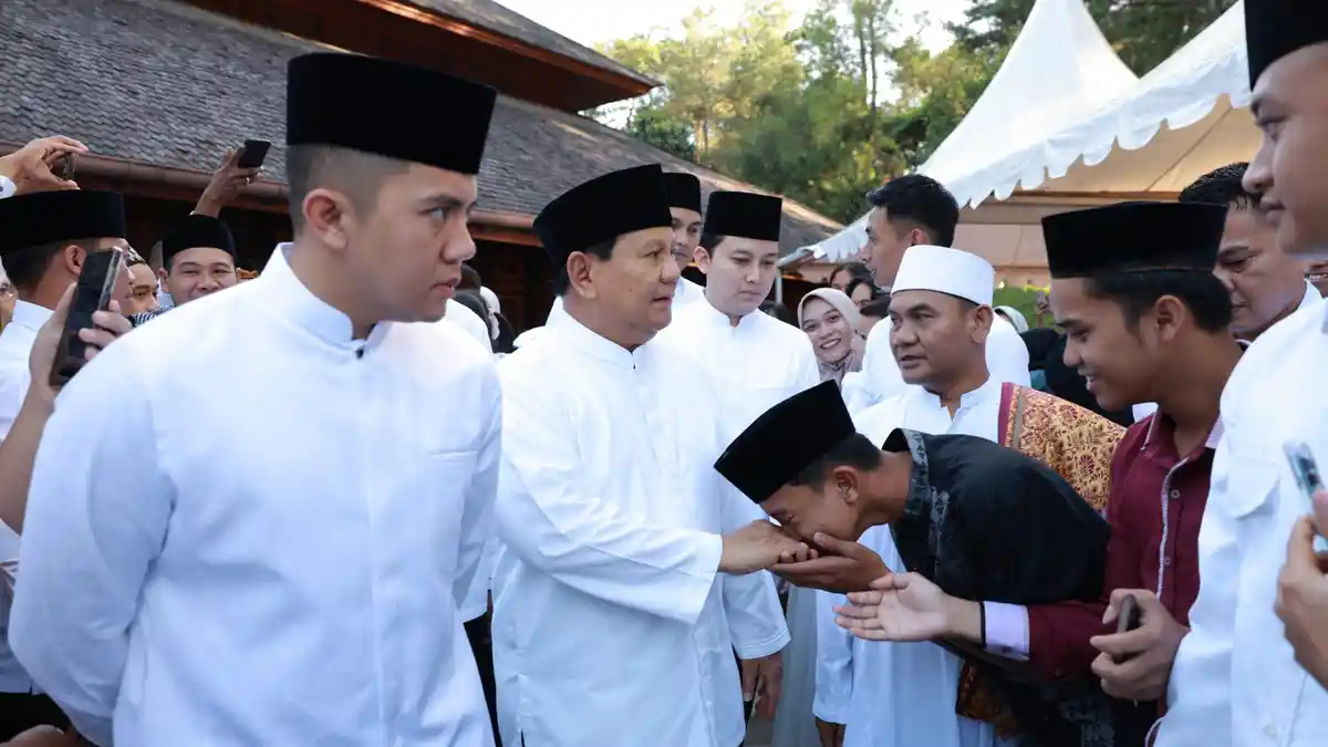 Prabowo Salat Idulfitri 1445 H Bersama Warga Bojong Koneng di Masjid Nurul Wathan Hambalang