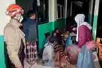 warga-dari-Dusun-Kajar-Kuning-mengungsi-di-Balai-Desa-Candipuro-Lumajang-pasca-erupsi-Gunung-Semeru.jpg