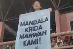 20261805-Liana-Tasno-bentangkan-banner-soal-Stadion-Mandala-Krida.jpg