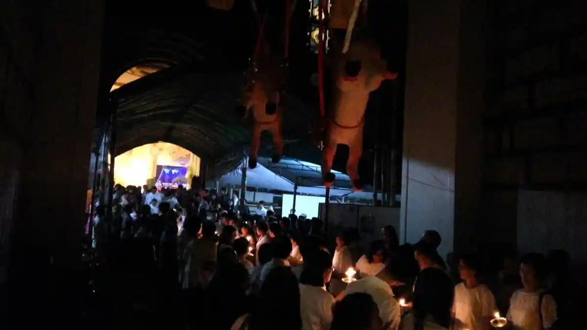 7 TRADISI Malam Natal di Manado, Pasang Lilin di Kubur hingga 'Bakar Uang'