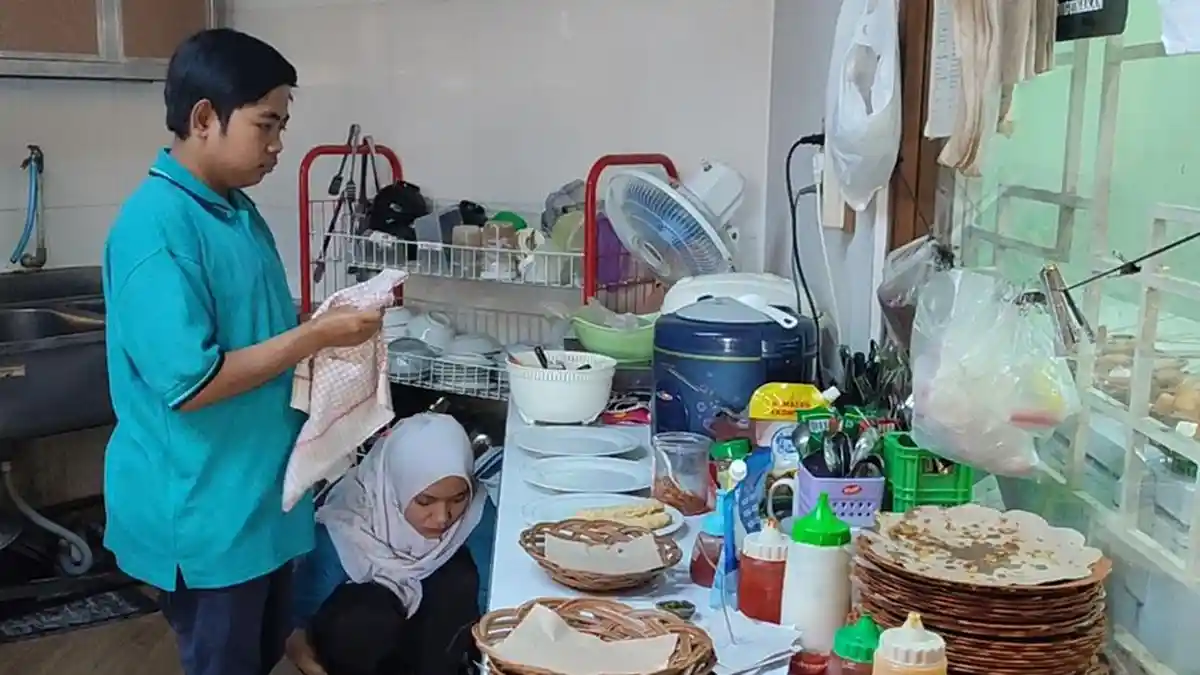 Kafe Kartini Temanggung Mempekerjakan Kaum Disabilitas dan Mereka Enggan Libur
