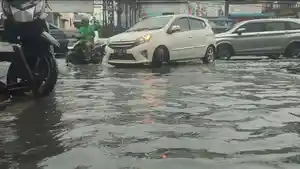Sejumlah-kendaraan-melintasi-banjir-di-Jalan-KH-Zainul-Arifin_Banjir-di-Medan_.jpg