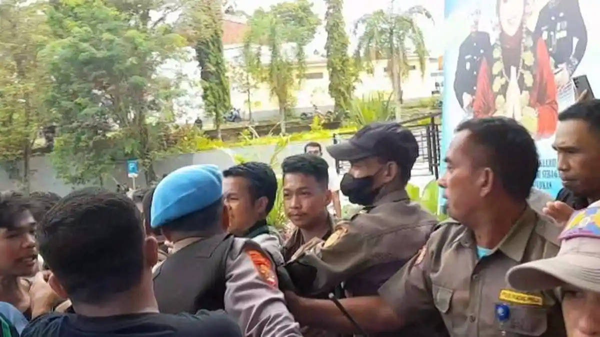 Demo HMI Manakarra Momen 1 Tahun Sutinah Suhardi Pimpin Mamuju Ricuh