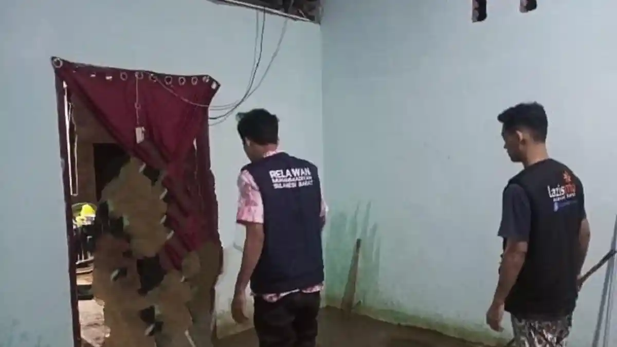 Relawan Muhammadiyah Bantu Warga Bersihkan Lumpur Usai Banjir Malunda