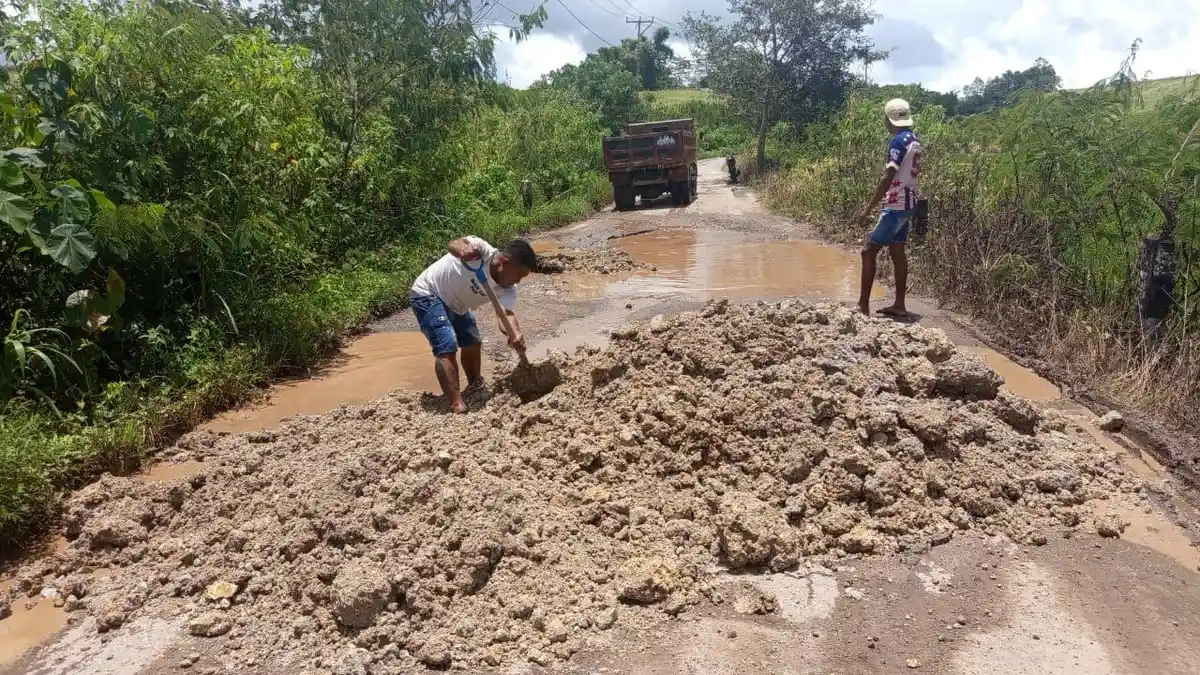 Jalan Rusak Parah, Warga Riung Barat Ngada Turun Tangan Timbun Jalan Berlubang