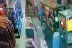 terekam-kamera-CCTV-diduga-mencuri-pakaian-di-Pasar-Raya-Mekongga.jpg