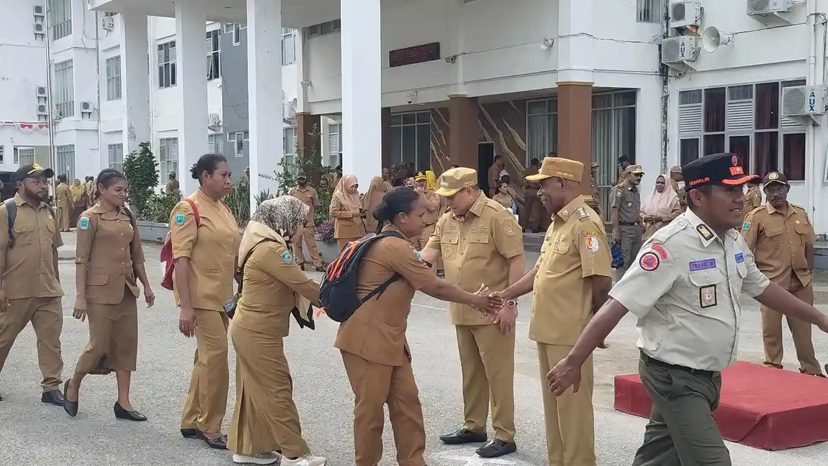 Pimpin Apel Perdana, Bupati Samaun Dahlan Ingatkan ASN Pemkab Fakfak Soal Ketulusan dalam Bekerja 