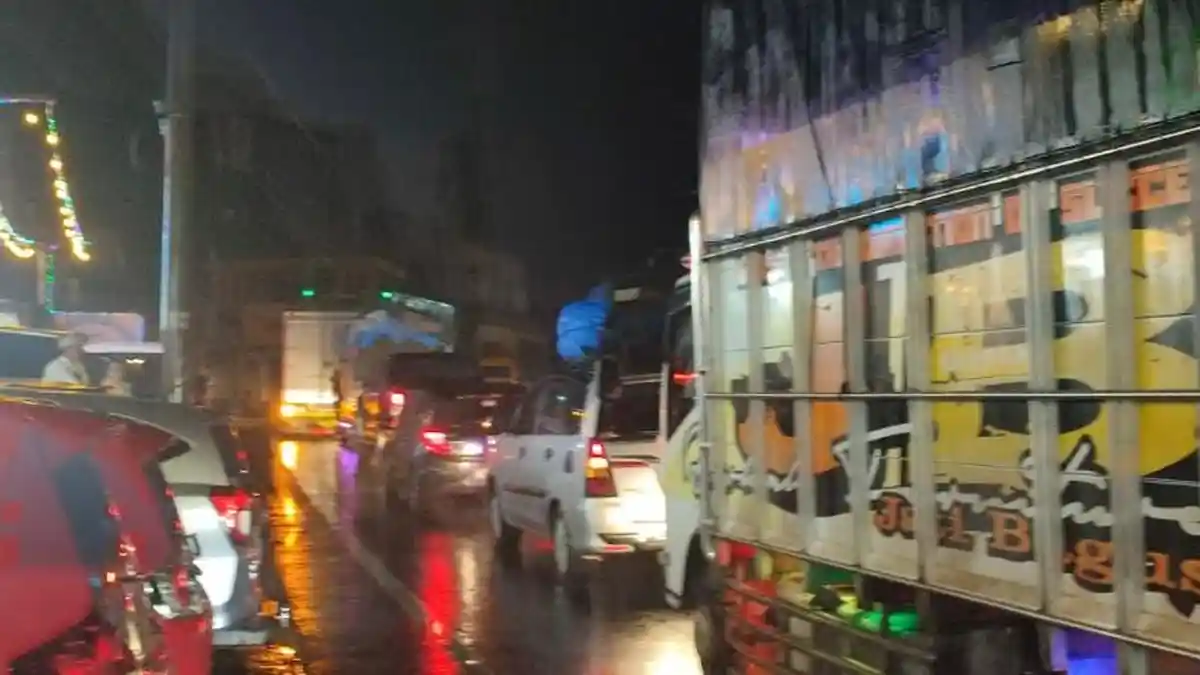 BREAKING NEWS: Jalur Medan-Berastagi Longsor akibat Hujan Seharian, Pengendara Terjebak Macet