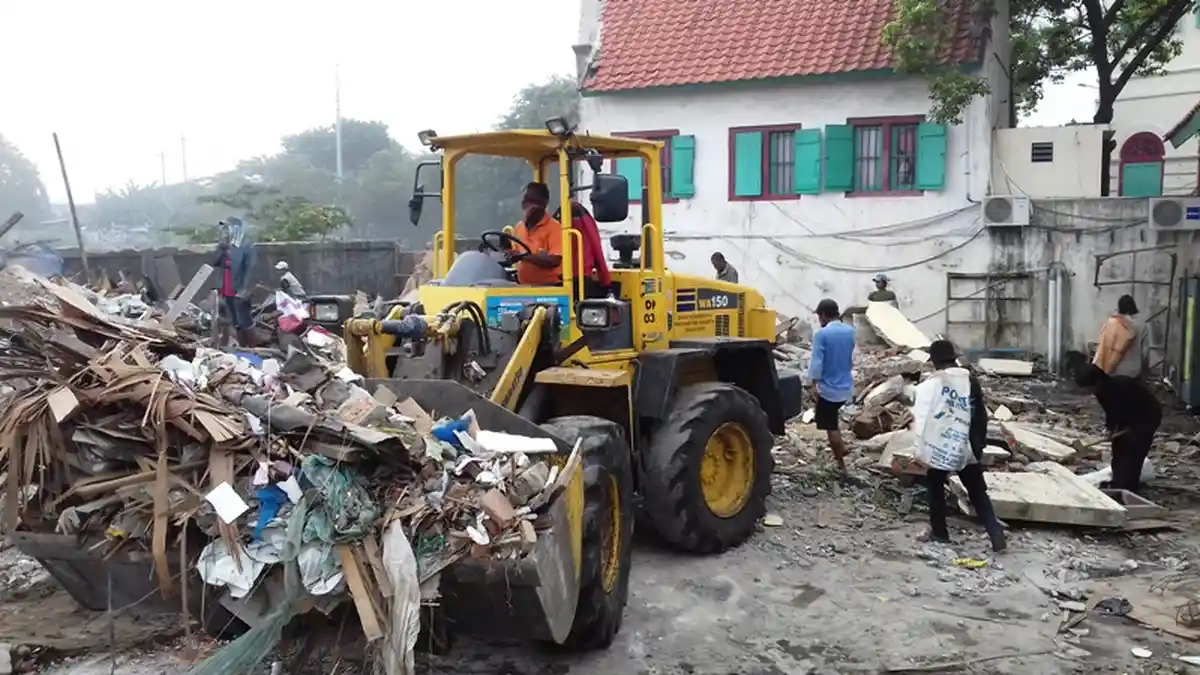 Puluhan Pemulung Serbu Kawasan Pasar Ikan