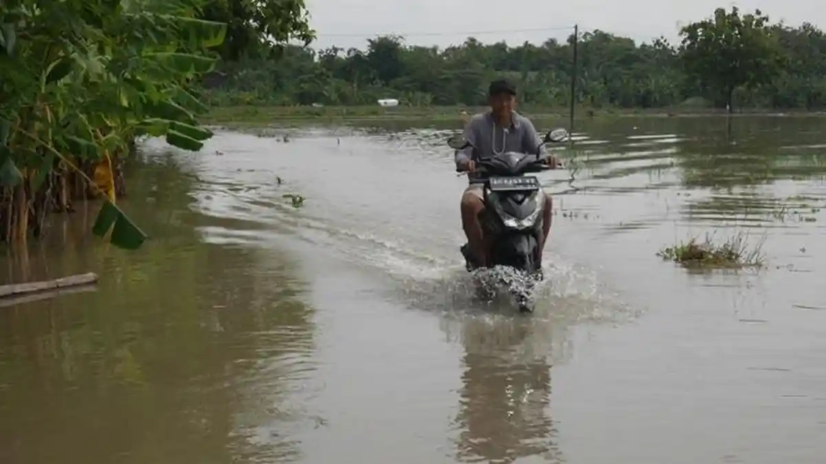 Ini Kerusakan yang Terjadi saat Sepeda Motor Terendam Banjir dan Cara Mengatasinya
