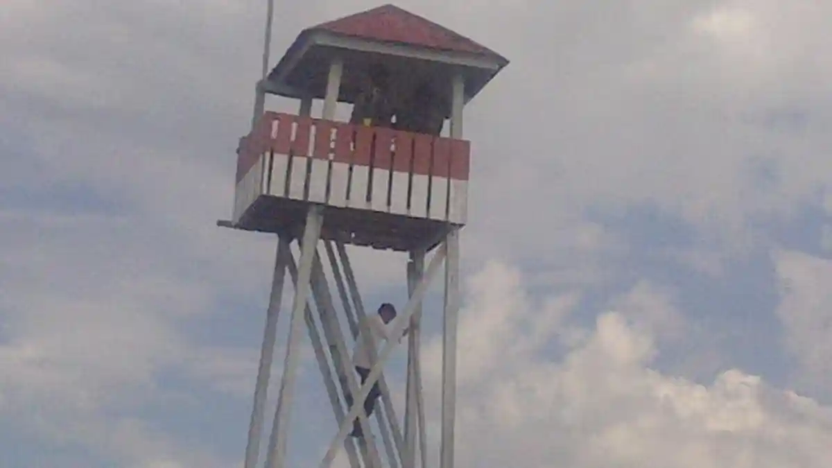 Jokowi Panjat Pos Menara Tertinggi di Pulau Sebatik