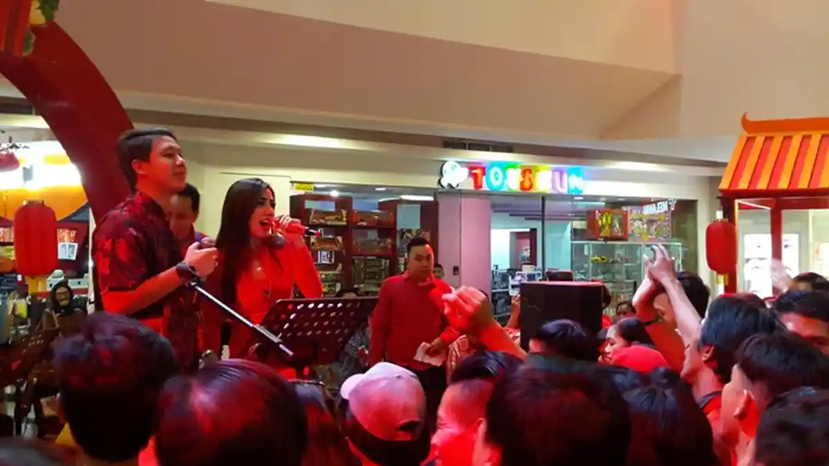 Rey Utami dan Suami Bagikan Angpao Hingga Ratusan Juta Rupiah