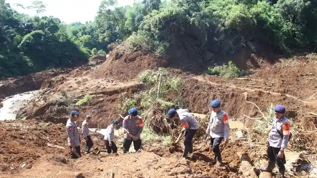 Bersentuhan Langsung dengan Rakyat, Satgas Kesehatan Reaksi Cepat Polri Diharapkan Terus Hadir