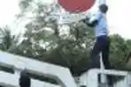 Petugas Dishub DKI Perbaiki Rambu Lalulintas