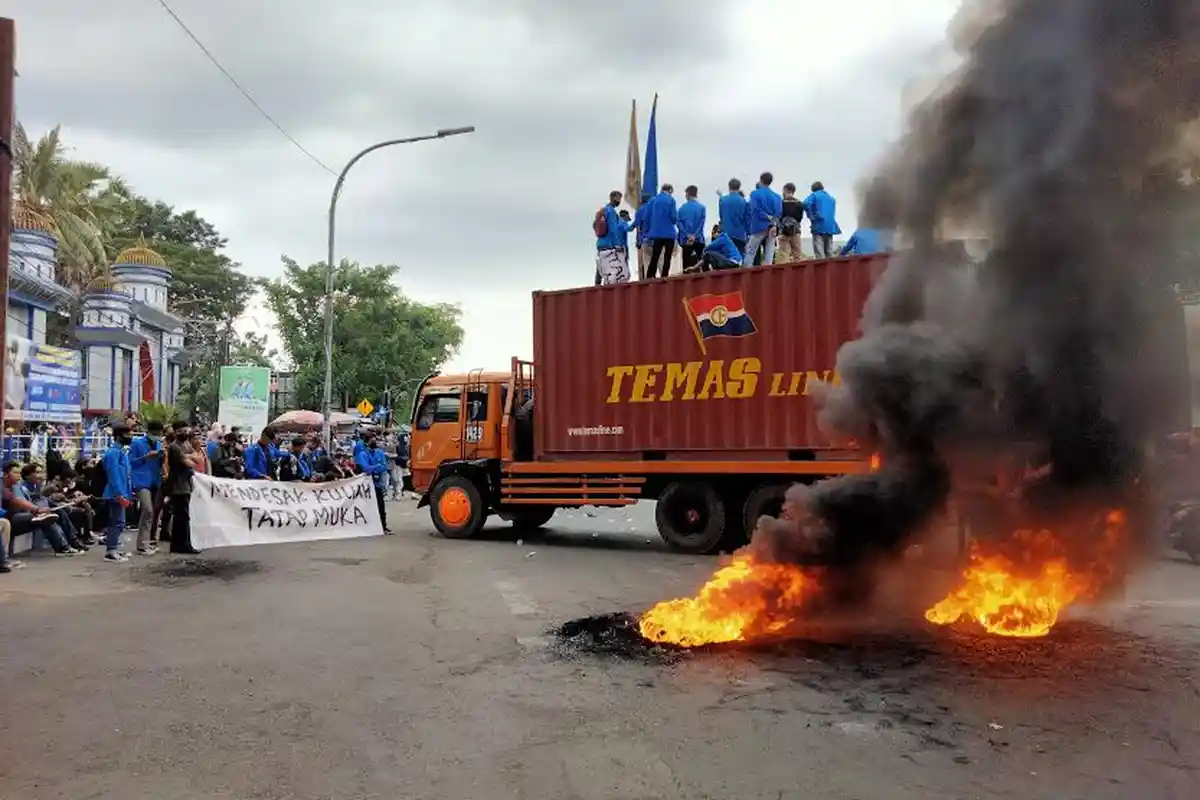 BREAKING NEWS: Desak Kuliah Tatap Muka, Ratusan Mahasiswa Unismuh Blokade Jl Sultan Alauddin
