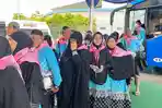 Jemaah-haji-Pekanbaru-antre-memasuki-Bandara-SSK-II-Pekanbaru.jpg