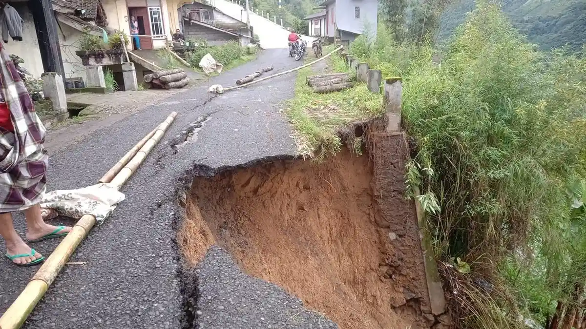 Longsor Putus Jalur ke Dieng via Watumalang, DPUPR Wonosobo Lakukan Penanganan Darurat