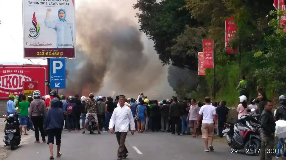 Breaking News: 10 Unit Warung Penjual Jagung Rebus di Cikole Lembang Terbakar