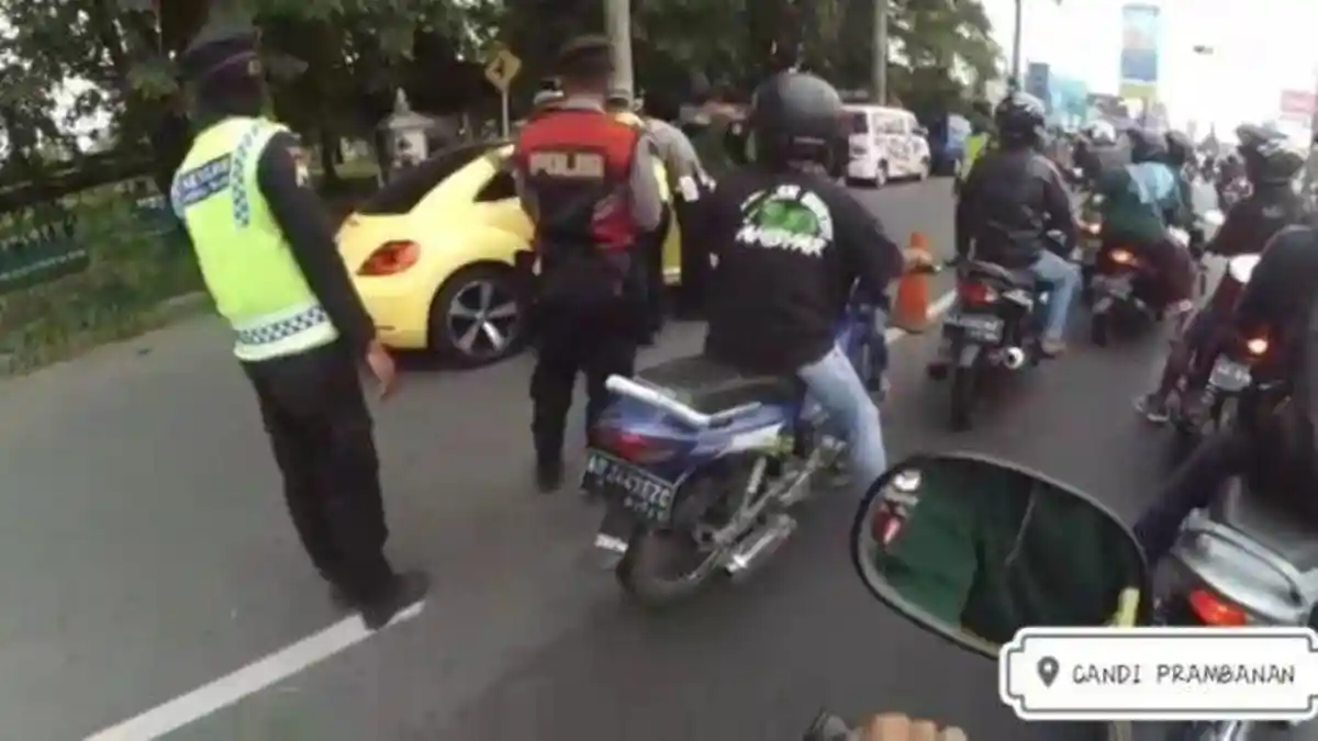 Pengendara VW Beetle yang Terobos Pos Penyekatan lalu Tabrak Polisi Jadi Tersangka tapi Tak Ditahan