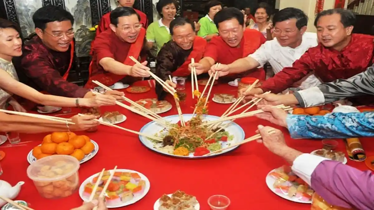 Yu Sheng, Tradisi Imlek ini Bukan Tradisi Peranakan Tionghoa-Indonesia