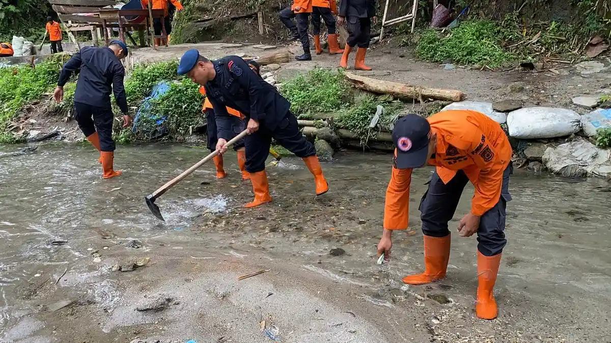 Brimob Polda Sumut Gelar “Jumat Bersih” di Simalungun: Wujud Nyata Peduli Lingkungan