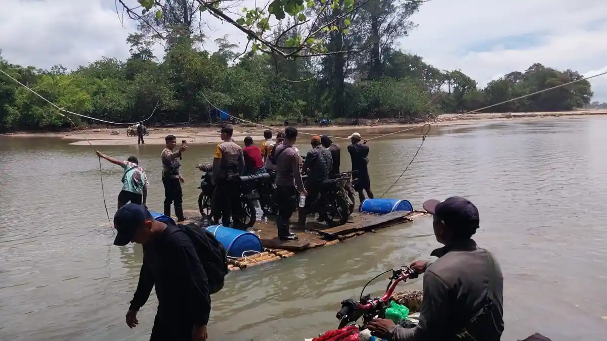 KPU Pesisir Barat Kirim Logistik ke Way Haru Pakai Motor
