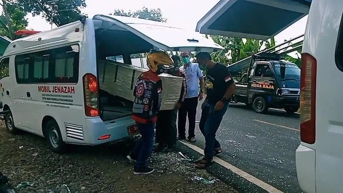 Hendak Mengantarkan Satu Jenazah, Ambulan Pengantar Jenazah Terlibat Tabrakan Beruntun