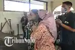 Detik-detik Jenazah Santosa Doellah Dimasukkan ke Liang Lahat, Tangis Sang Istri & Anaknya Pun Pecah