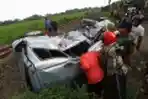 Kecelakaan Mobil APV Ditabrak Kereta Api di Malang
