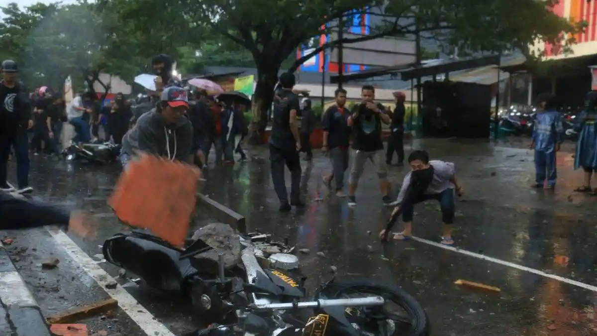BREAKING NEWS: Demo Ricuh Depan Unismuh, 6 Sepeda Motor Milik Polisi Dibakar - sekelompok-pemuda-membakar-motor-patroli-polisi_20161028_194047.jpg