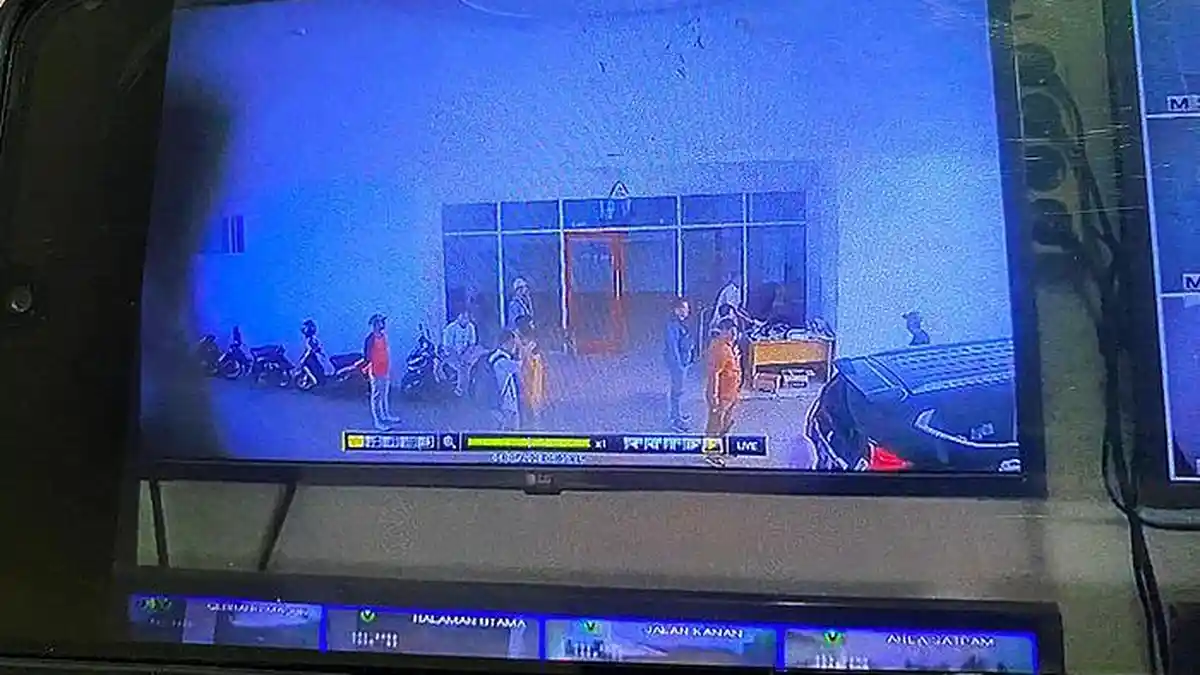 NGERI, 2 Perempuan Staf Setwan Kesurupan di Gedung Baru DPRD Bandung Barat yang Terbengkalai