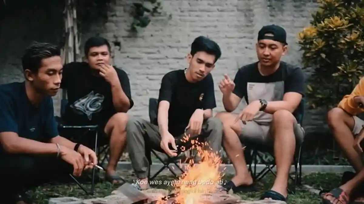 Translate Lirik Lagu Eling Ae oleh Arya Galih, Lagu Bahasa Jawa Populer Makna Sakit Hati Dikhianati