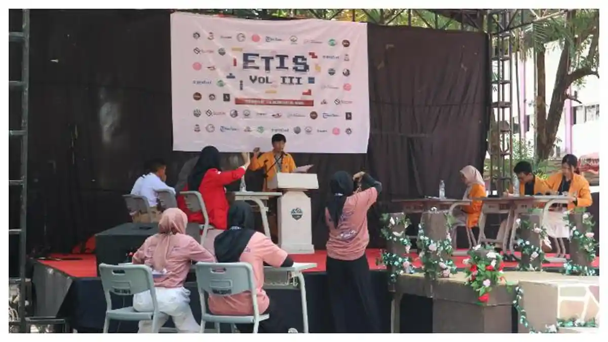 122 Peserta Berpartisipasi di ETIS VOL III Lomba Debat Bahasa Inggris