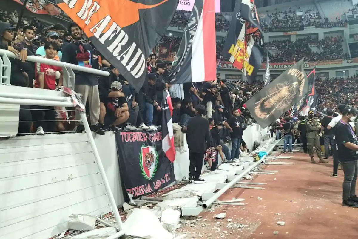 Jakpro Sesalkan Aksi The Jakmania yang Sebabkan Pagar Tribun JIS Ambruk