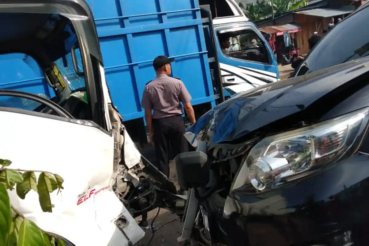 Aksi Tabrak Lari Sopir Ayam Potong di Kota Jambi, 4 Mobil dan Satu Motor Rusak