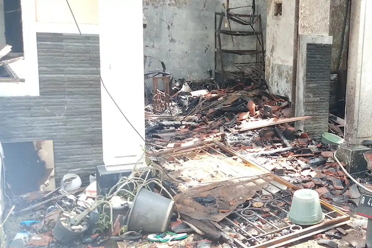 Diduga Korsleting Listrik, Tetangga Dengar Ledakan Keras Saat Kebakaran Rumah di Metland Puri