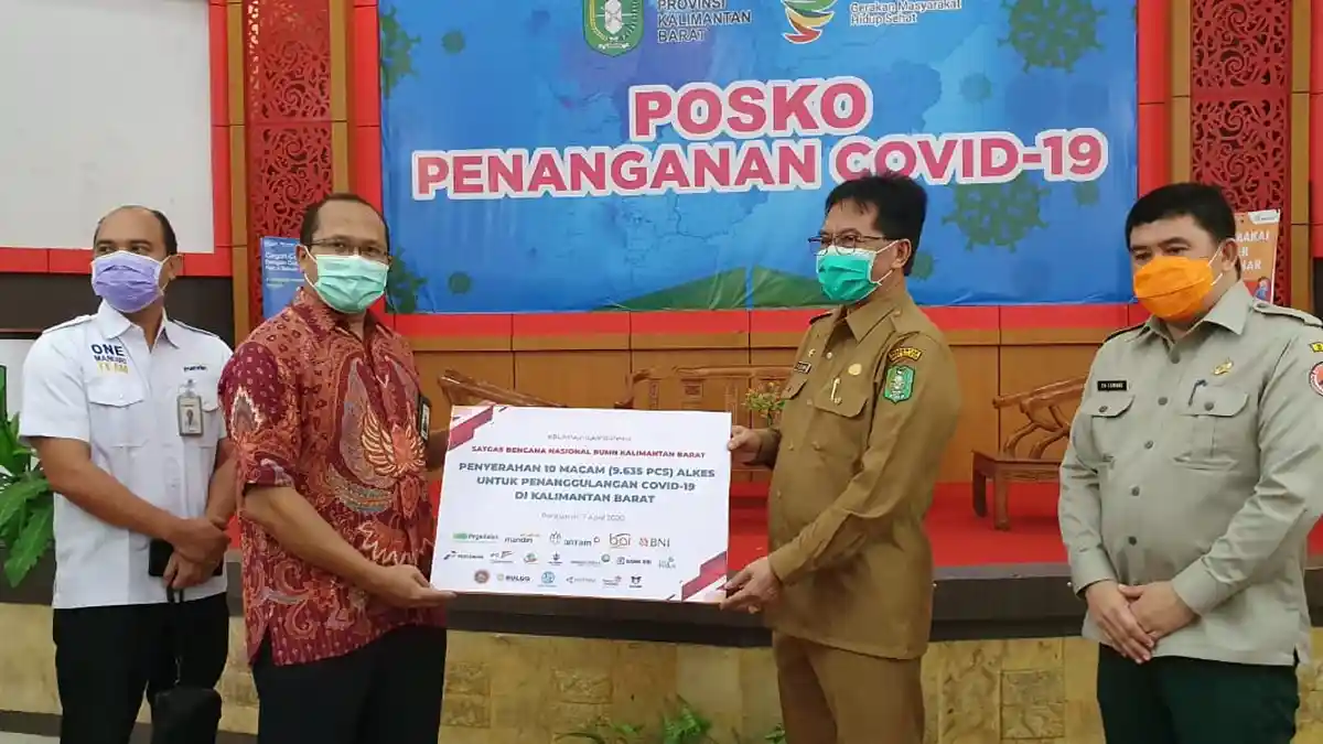 PT ANTAM dan Satgas Penanganan Covid-19 BUMN Kalbar Distribusikan Alat Kesehatan