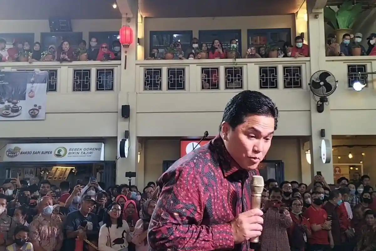 Perayaan Imlek 2023, Erick Thohir Bagi-bagi Angpao di Petak Enam Glodok Jakarta Barat