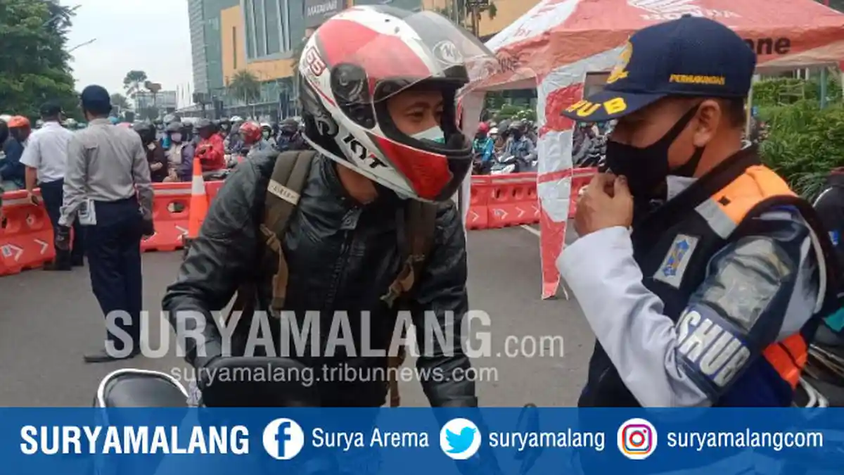 Ini Penyebab Kemacetan Panjang di Bundaran Waru Saat Hari Pertama Pemberlakuan PSBB Surabaya