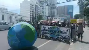 Sejumlah-komunitas-di-Medan-melakukan-aksi-teatrikal-sambil-berkeliling.jpg