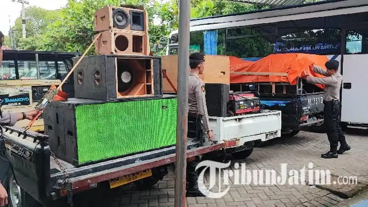 Ronda Keliling Jelang Sahur Pakai 3 Pickup Lengkap dengan Sound System ...