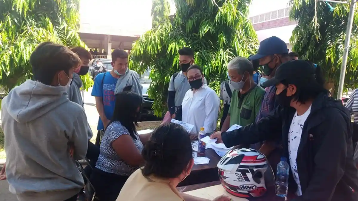 Warga Minsel Padati Kantor Disdukcapil untuk Urus Suket dan e-KTP