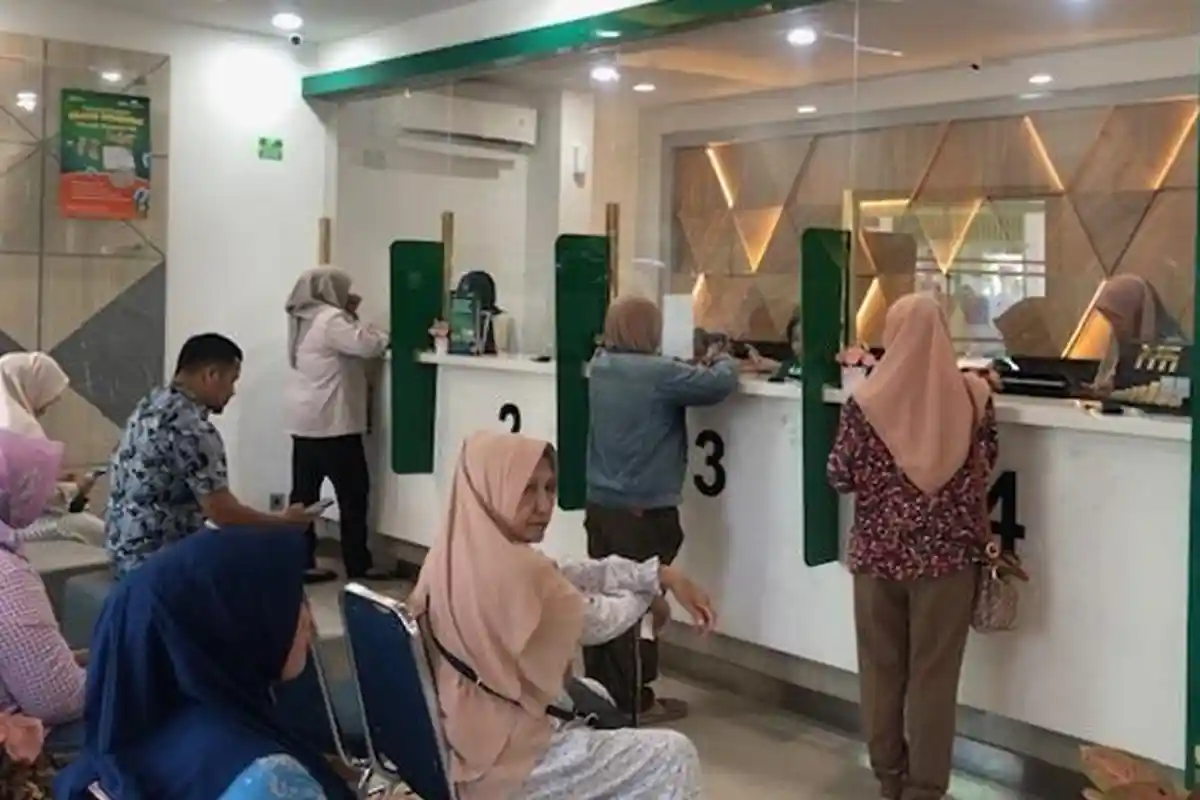 Usai Lebaran, Ratusan Warga Padang Serbu Pegadaian untuk Gadaikan Emas
